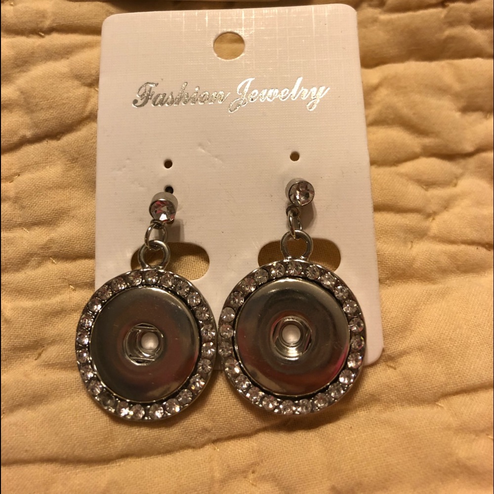 Snap jewelry dangle earrings